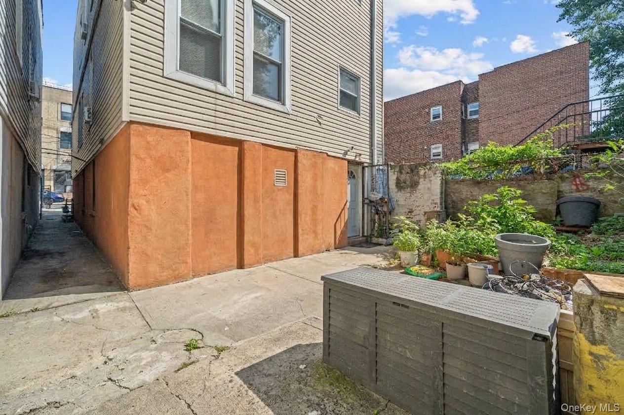 Single Family E 224th Street Bronx, NY 10466, MLS-1027663-2
