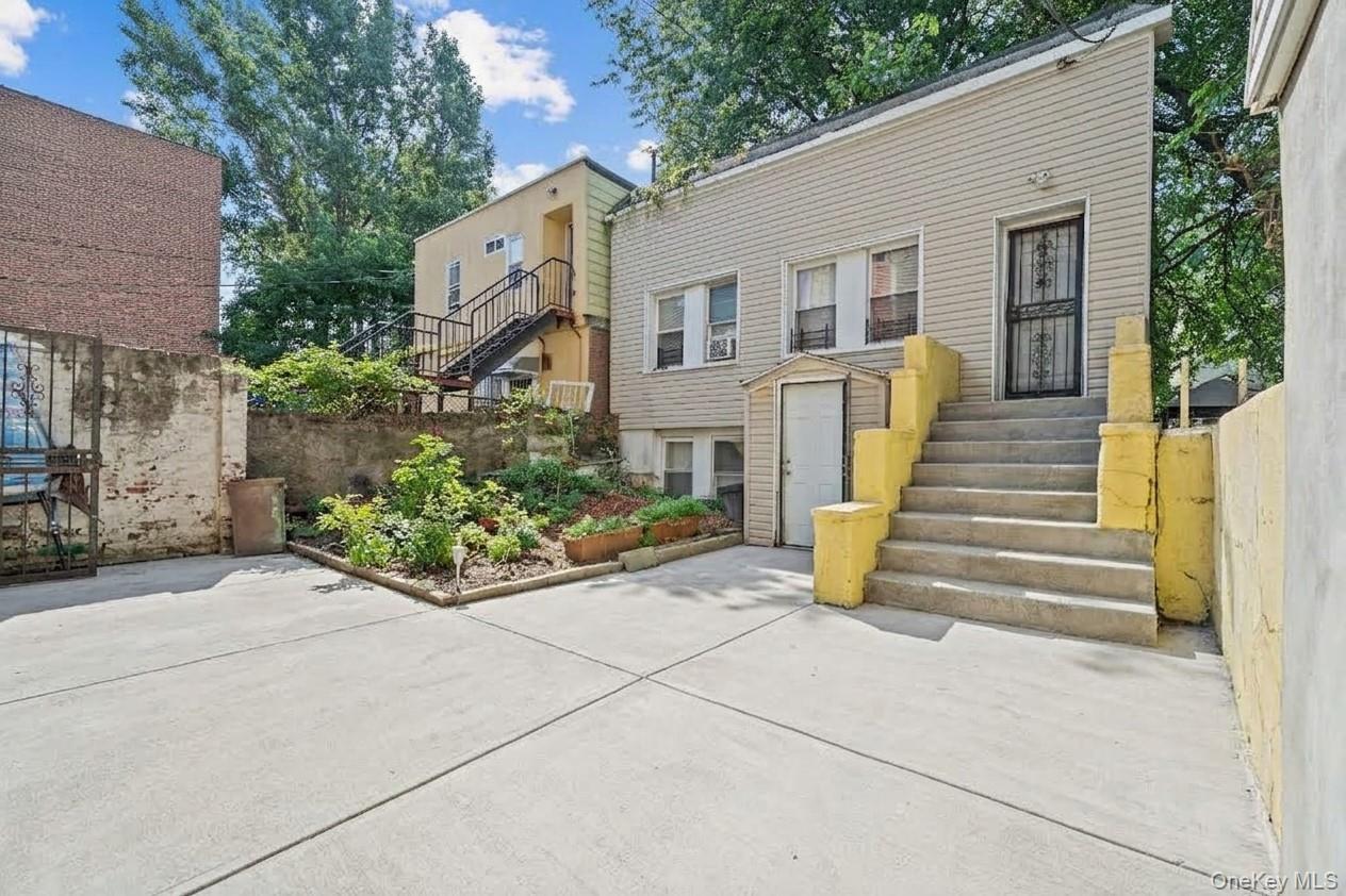 Single Family E 224th Street Bronx, NY 10466, MLS-1027663-3