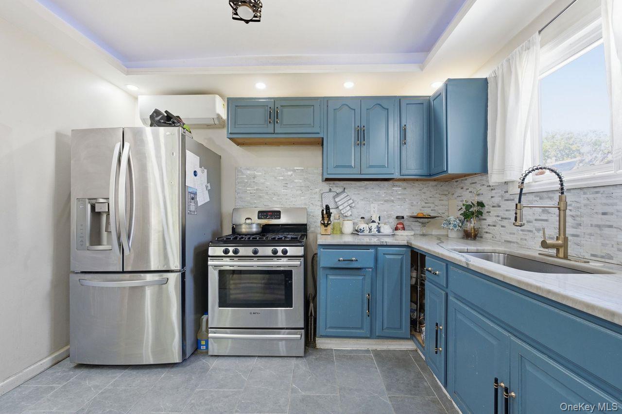 Single Family Colfax Street Queens, NY 11429, MLS-1027700-11