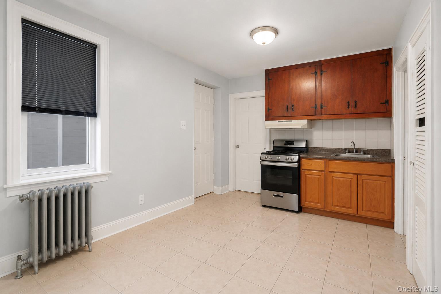 Single Family E 226th Street Bronx, NY 10466, MLS-1027704-17