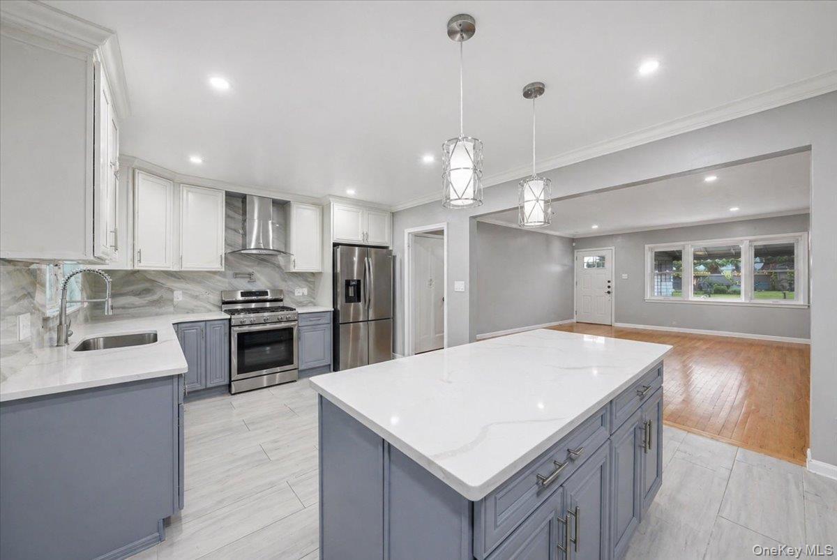 Single Family Kingsland Avenue Bronx, NY 10469, MLS-1027784-16