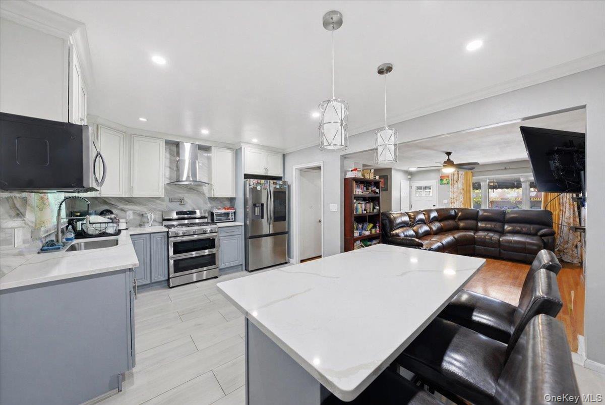 Single Family Kingsland Avenue Bronx, NY 10469, MLS-1027784-18