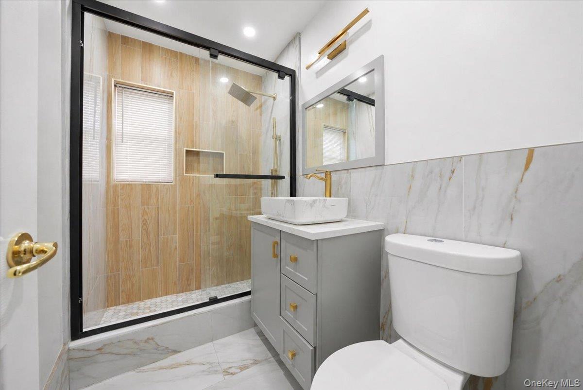 Single Family Kingsland Avenue Bronx, NY 10469, MLS-1027784-19