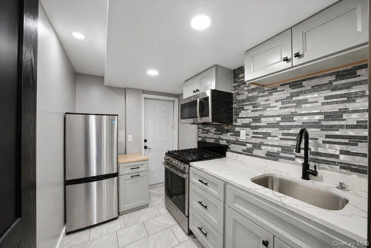 Single Family Kingsland Avenue Bronx, NY 10469, MLS-1027784-4