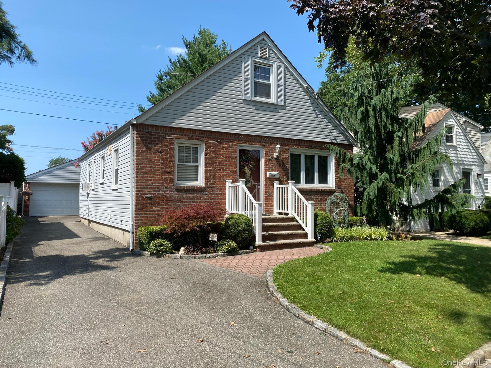 Single Family Albertson Place  Nassau County, NY 11501, MLS-1027969-2