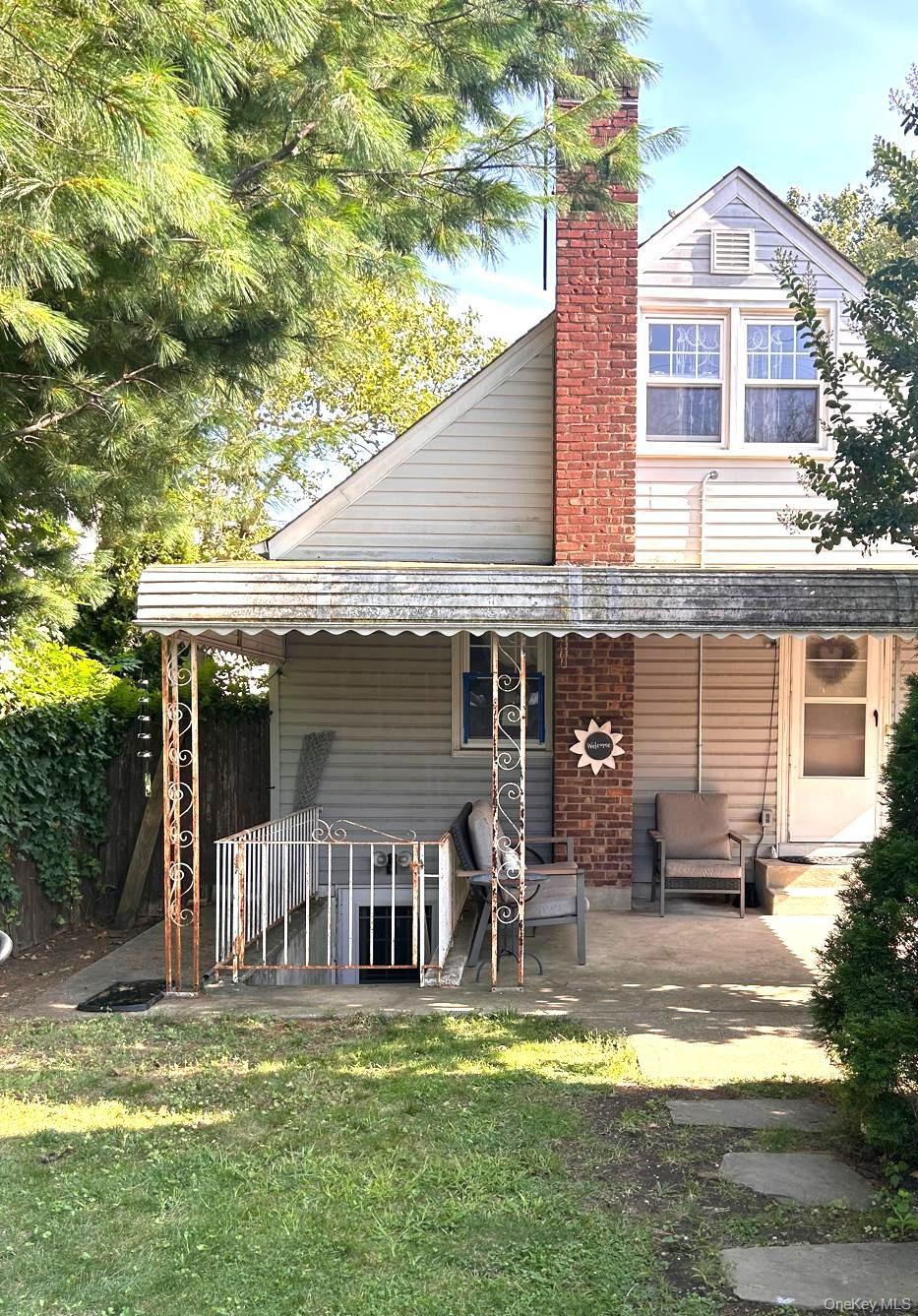 Single Family Albertson Place  Nassau County, NY 11501, MLS-1027969-22