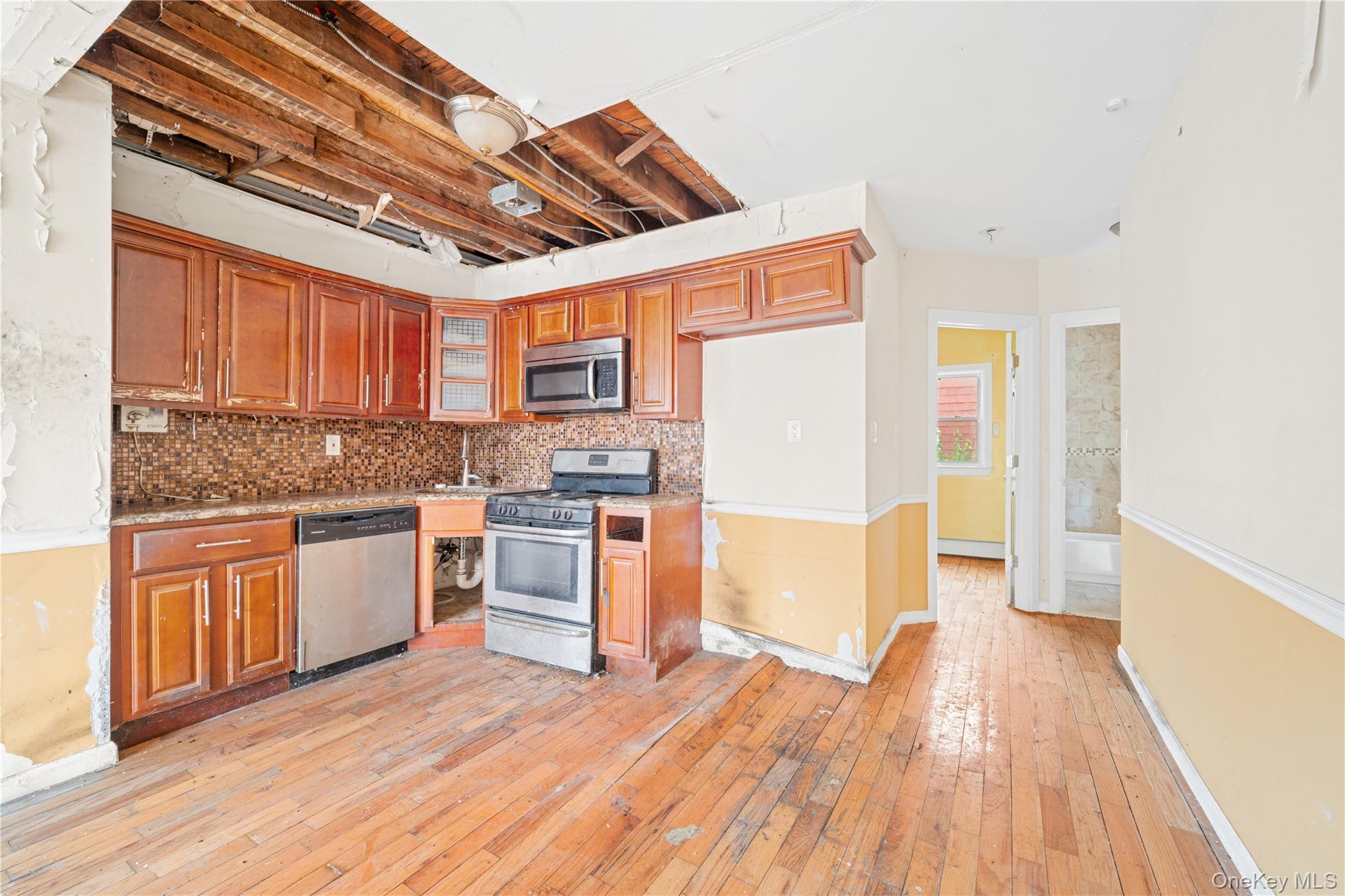 Single Family Adee Avenue  Bronx, NY 10469, MLS-1028047-2
