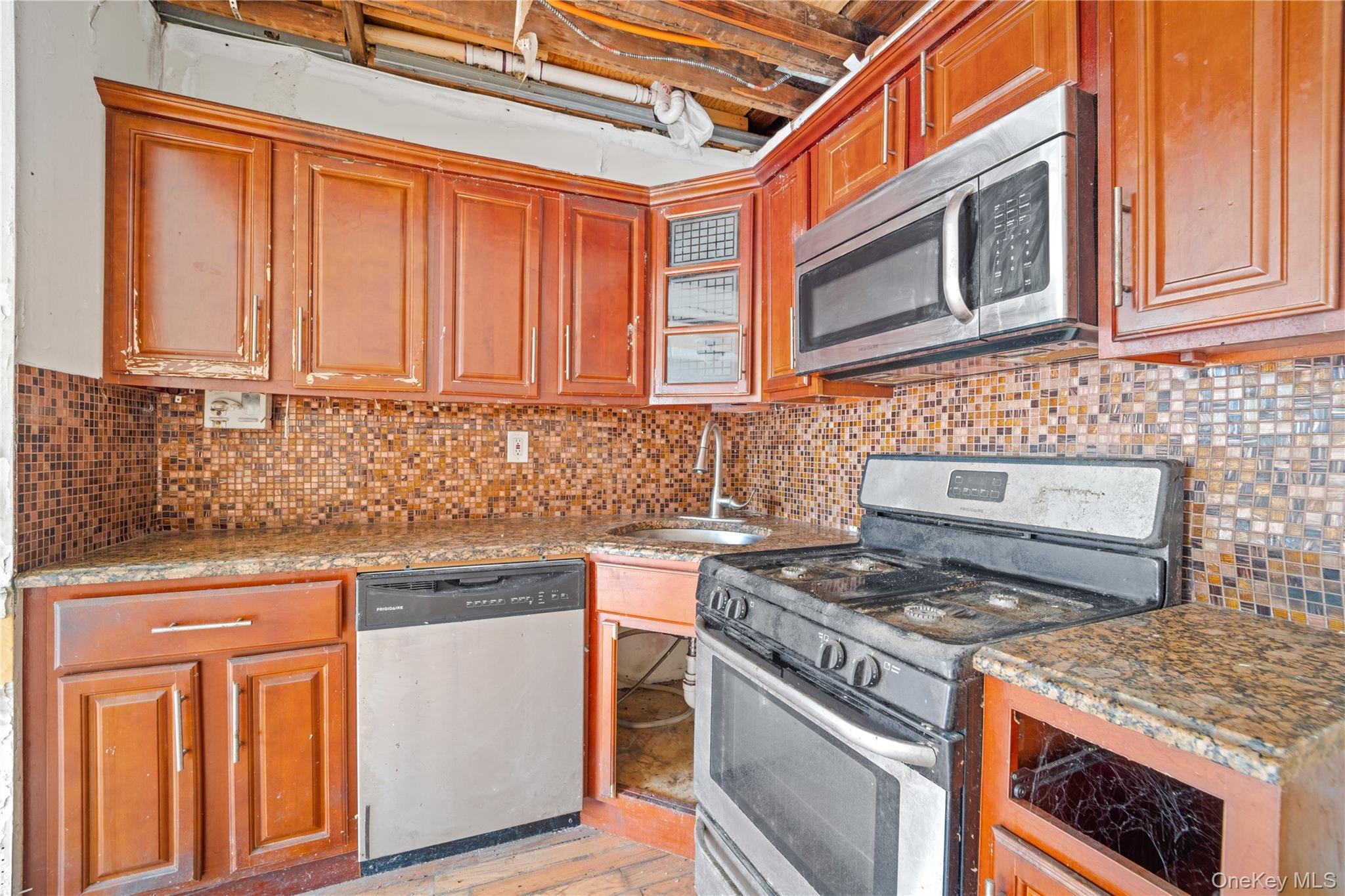 Single Family Adee Avenue  Bronx, NY 10469, MLS-1028047-3