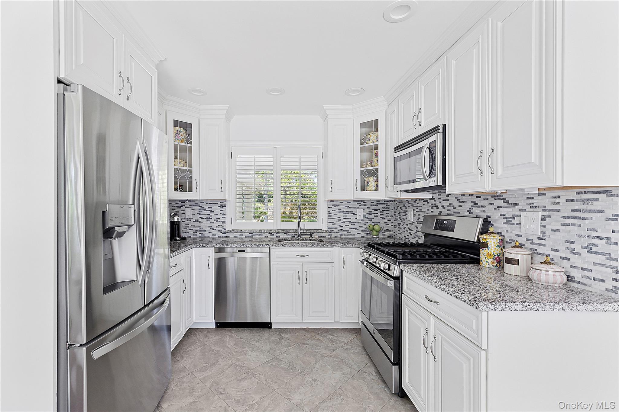 Single Family Dix Woods Drive  Suffolk County, NY 11747, MLS-1028257-4