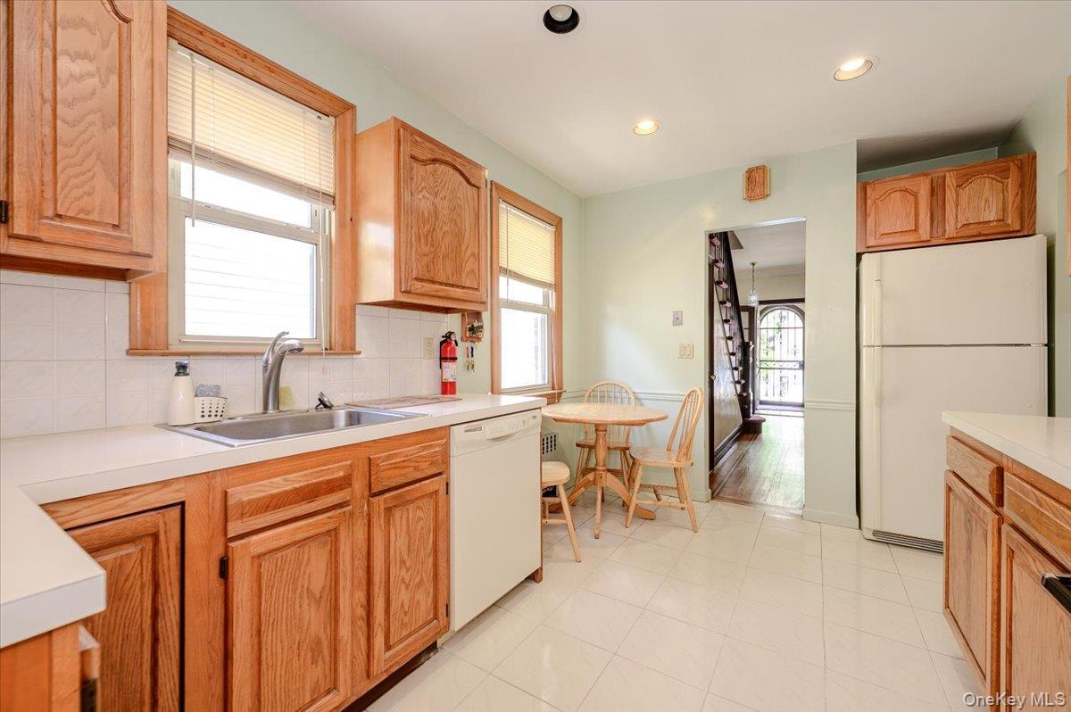Single Family Hering Avenue Bronx, NY 10461, MLS-1028424-10