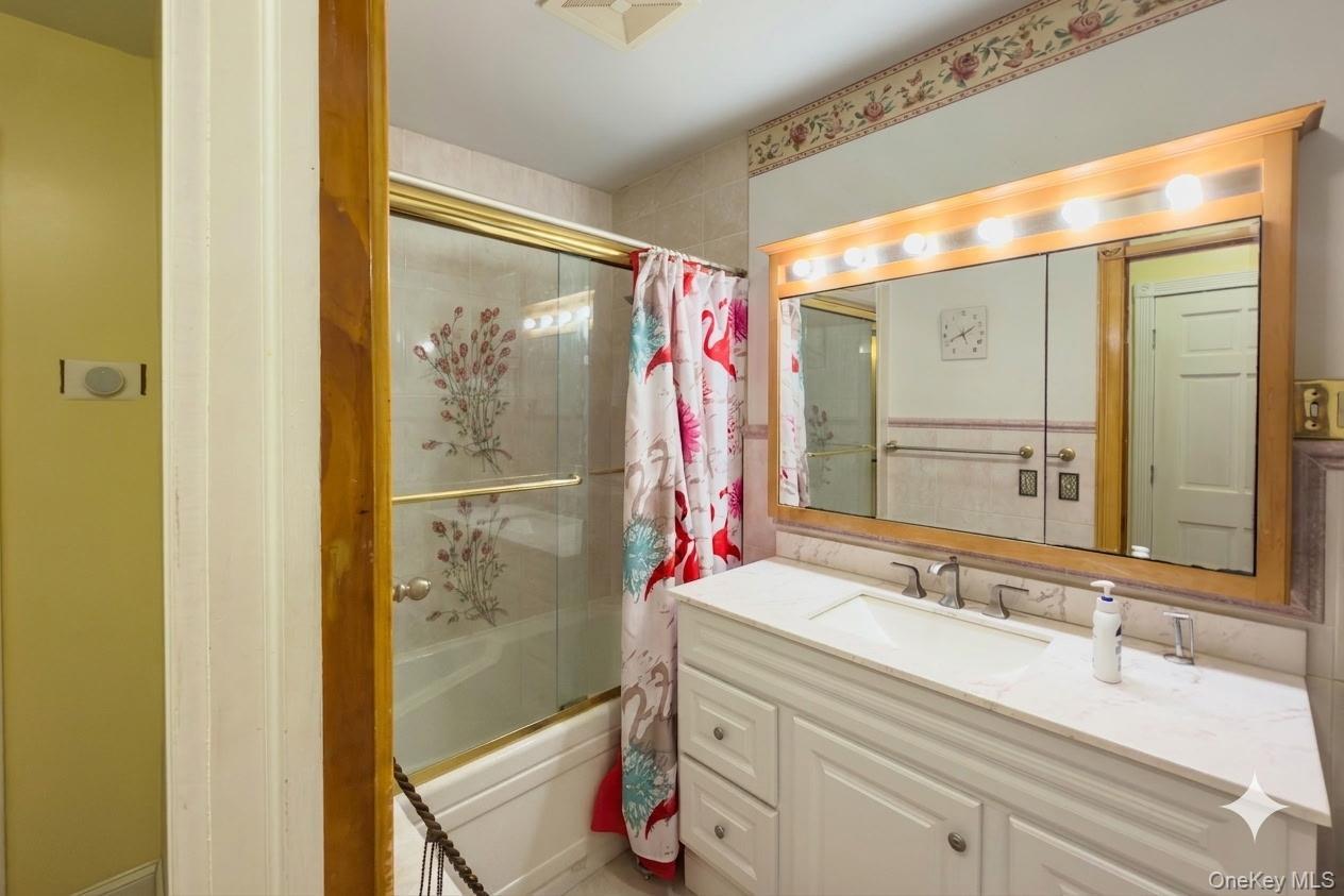 Single Family Colden Avenue Bronx, NY 10469, MLS-1028537-15