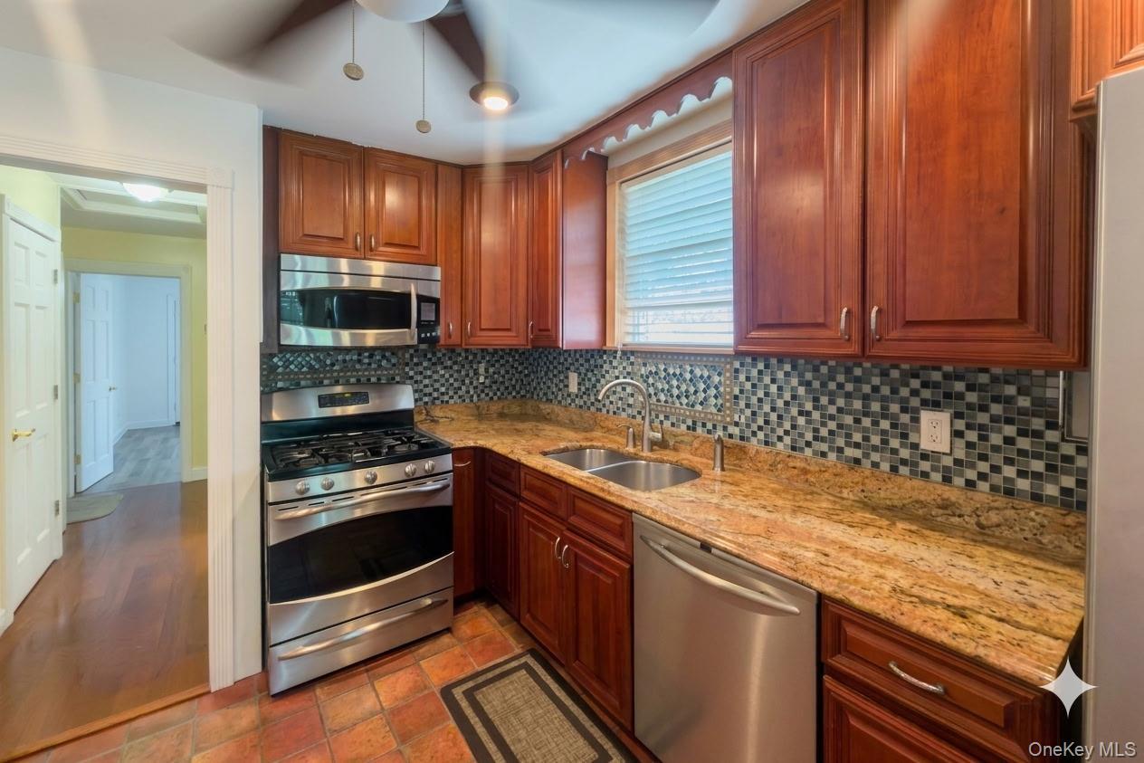 Single Family Colden Avenue Bronx, NY 10469, MLS-1028537-8