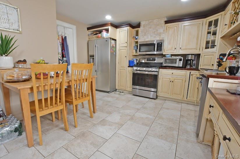 Single Family Marcy Avenue Suffolk County, NY 11901, MLS-1028749-25