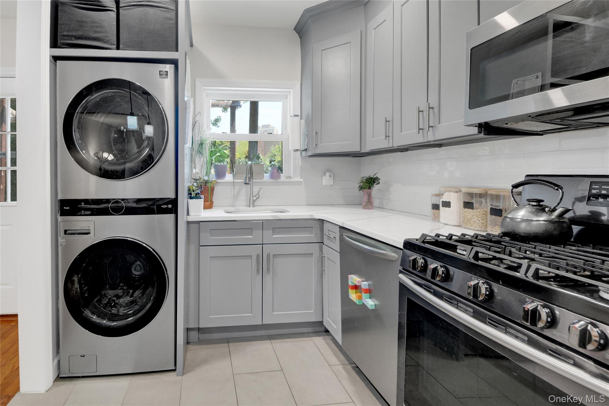 Single Family Hering Avenue Bronx, NY 10461, MLS-1028761-11