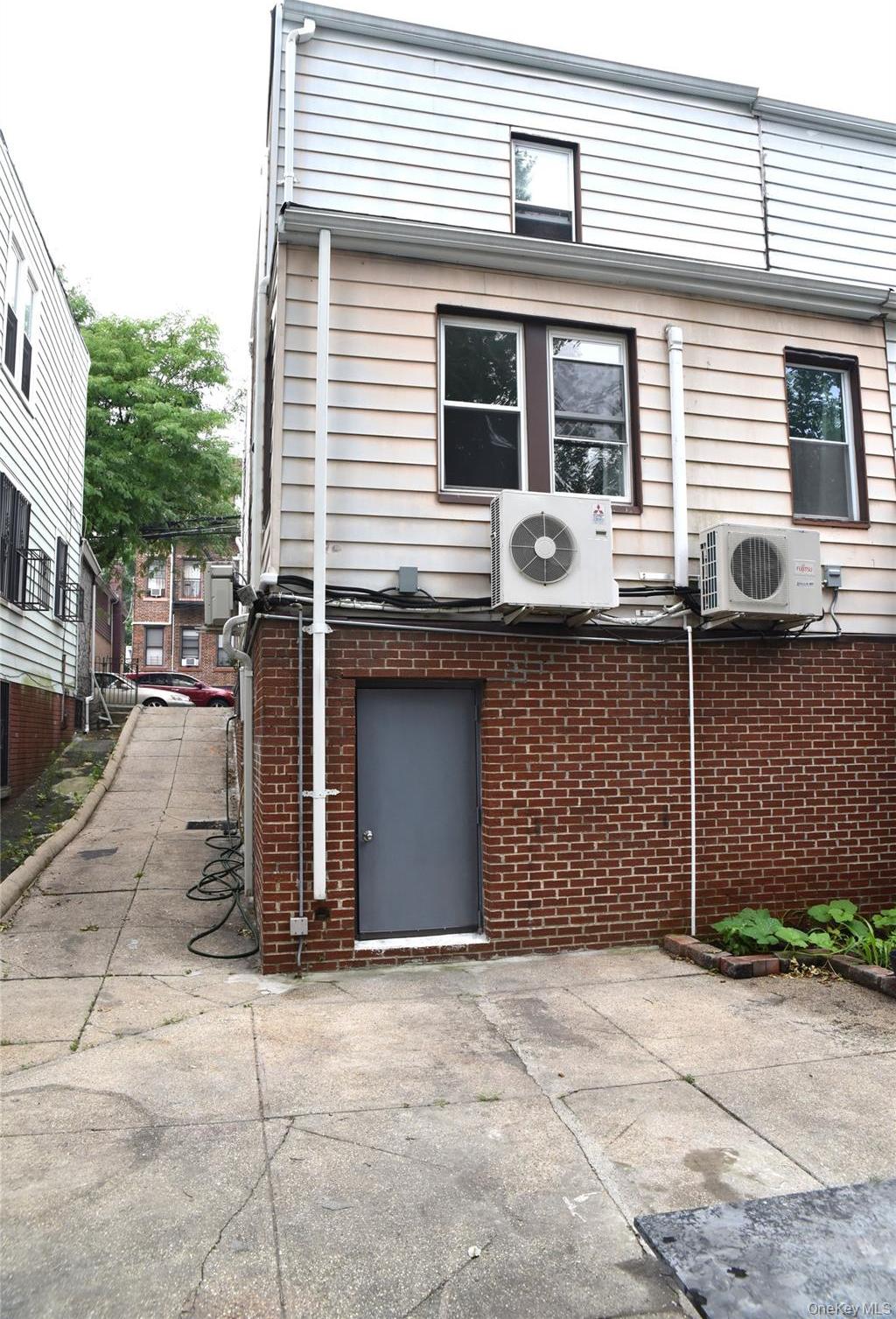 Single Family Digney Avenue  Bronx, NY 10466, MLS-1028801-21