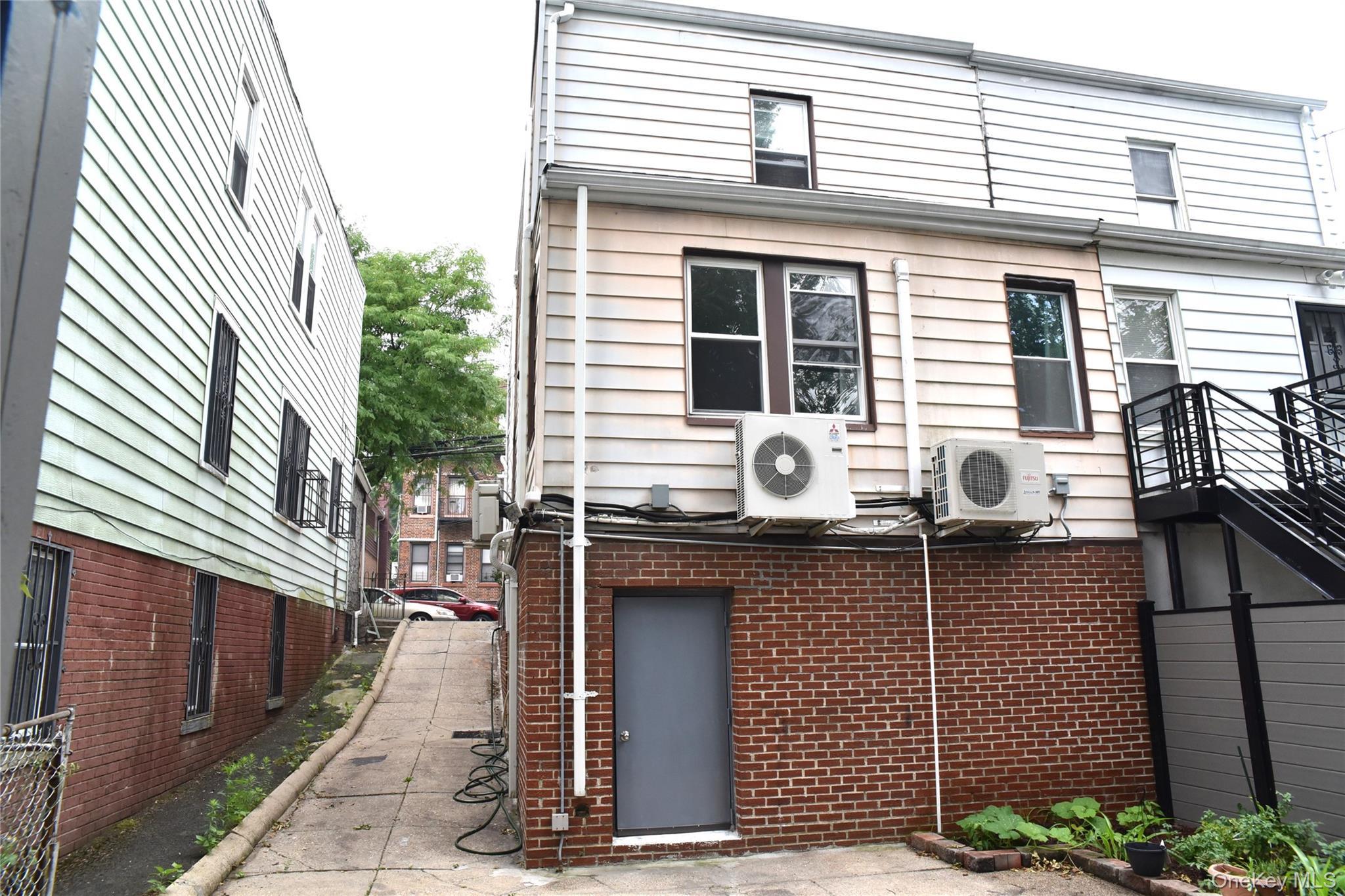 Single Family Digney Avenue  Bronx, NY 10466, MLS-1028801-22