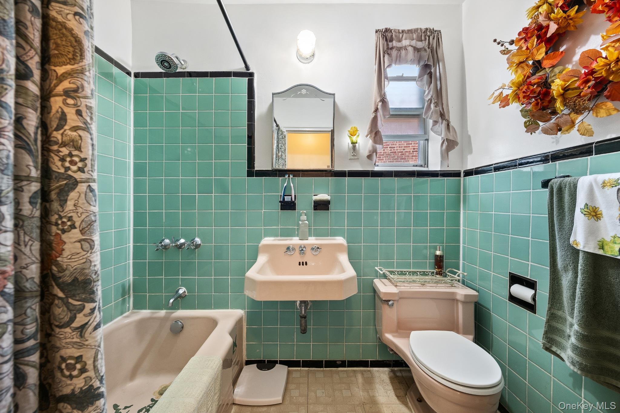 Single Family Woodhull Avenue  Bronx, NY 10469, MLS-1028812-14