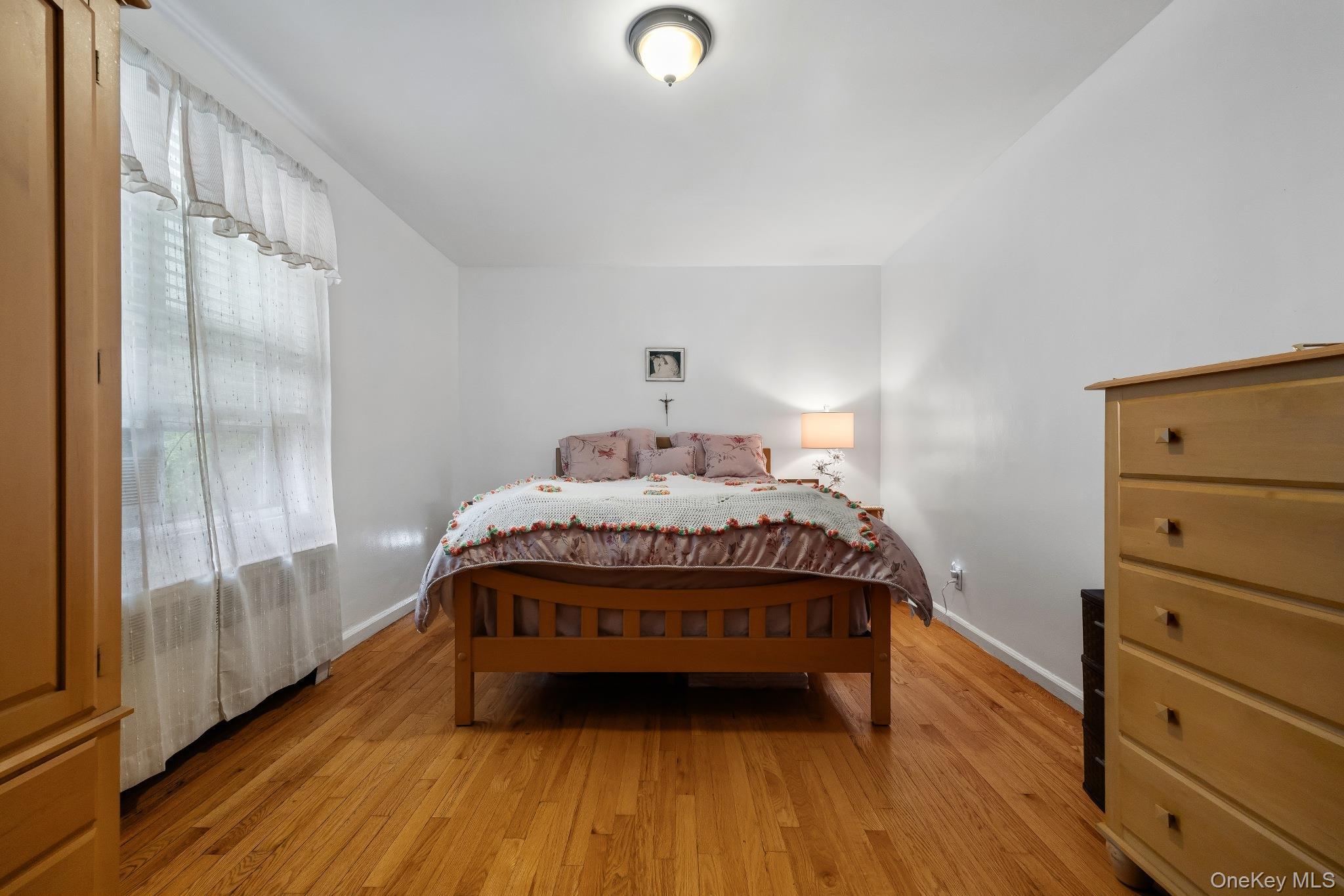 Single Family Woodhull Avenue  Bronx, NY 10469, MLS-1028812-16