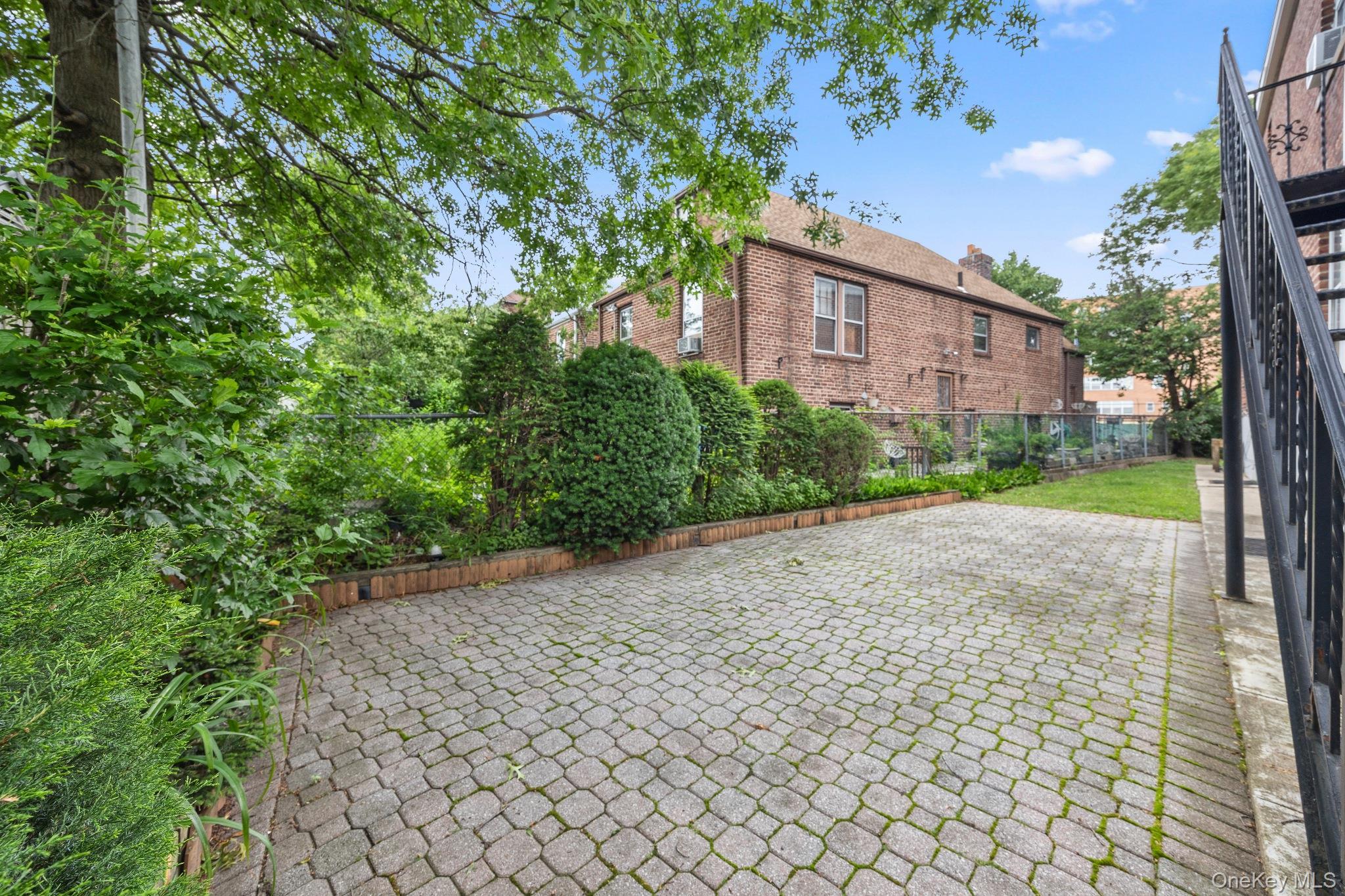 Single Family Woodhull Avenue  Bronx, NY 10469, MLS-1028812-4