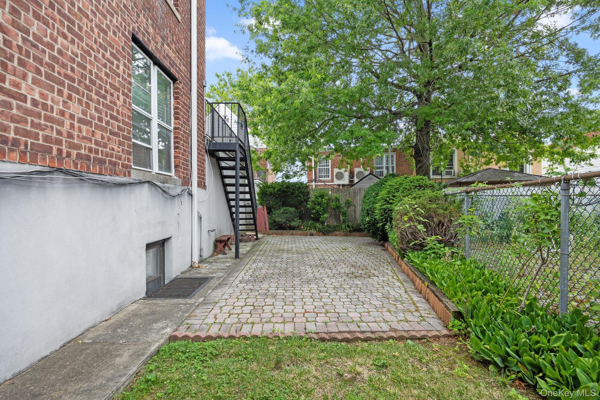 Single Family Woodhull Avenue  Bronx, NY 10469, MLS-1028812-6