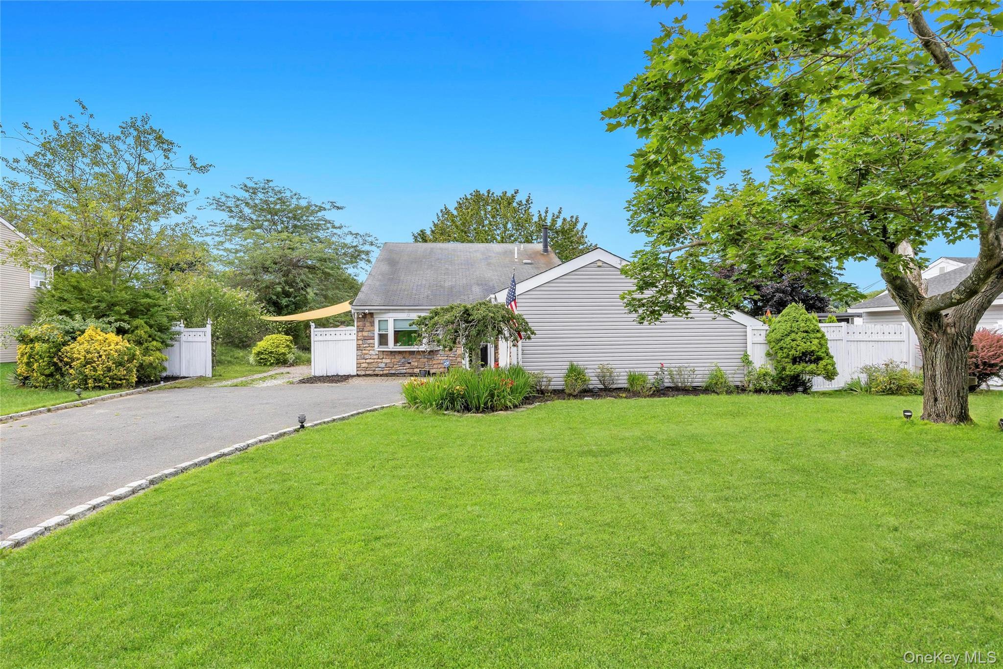 Single Family Handy Lane Suffolk County, NY 11763, MLS-1028835-2