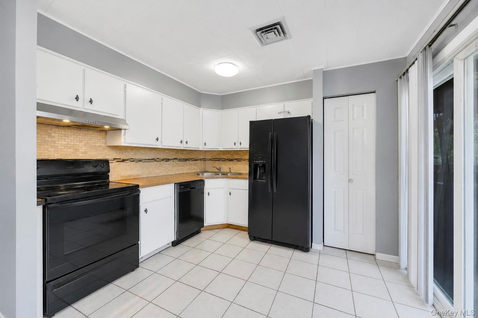 Single Family Handy Lane Suffolk County, NY 11763, MLS-1028835-22