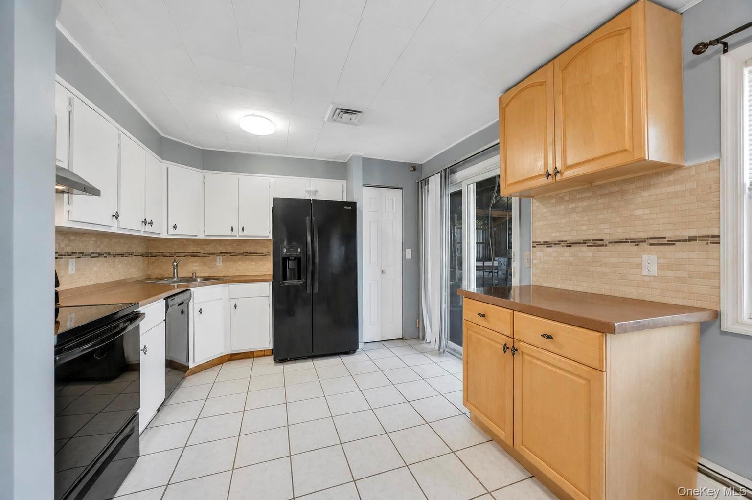 Single Family Handy Lane Suffolk County, NY 11763, MLS-1028835-23