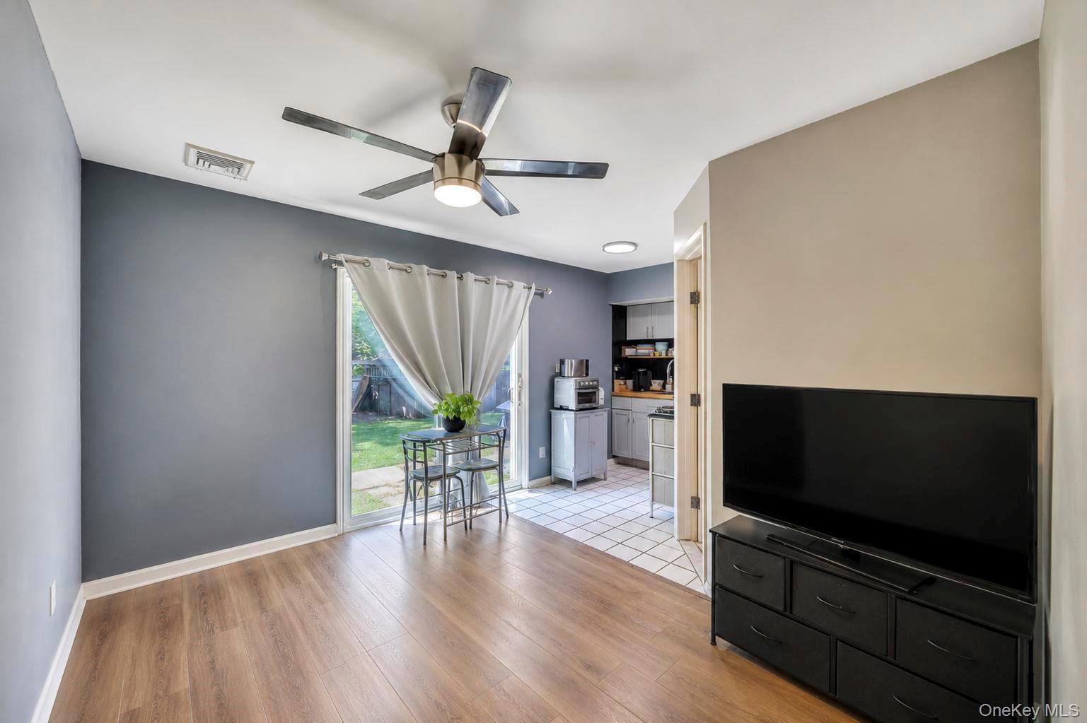 Single Family Handy Lane Suffolk County, NY 11763, MLS-1028835-39