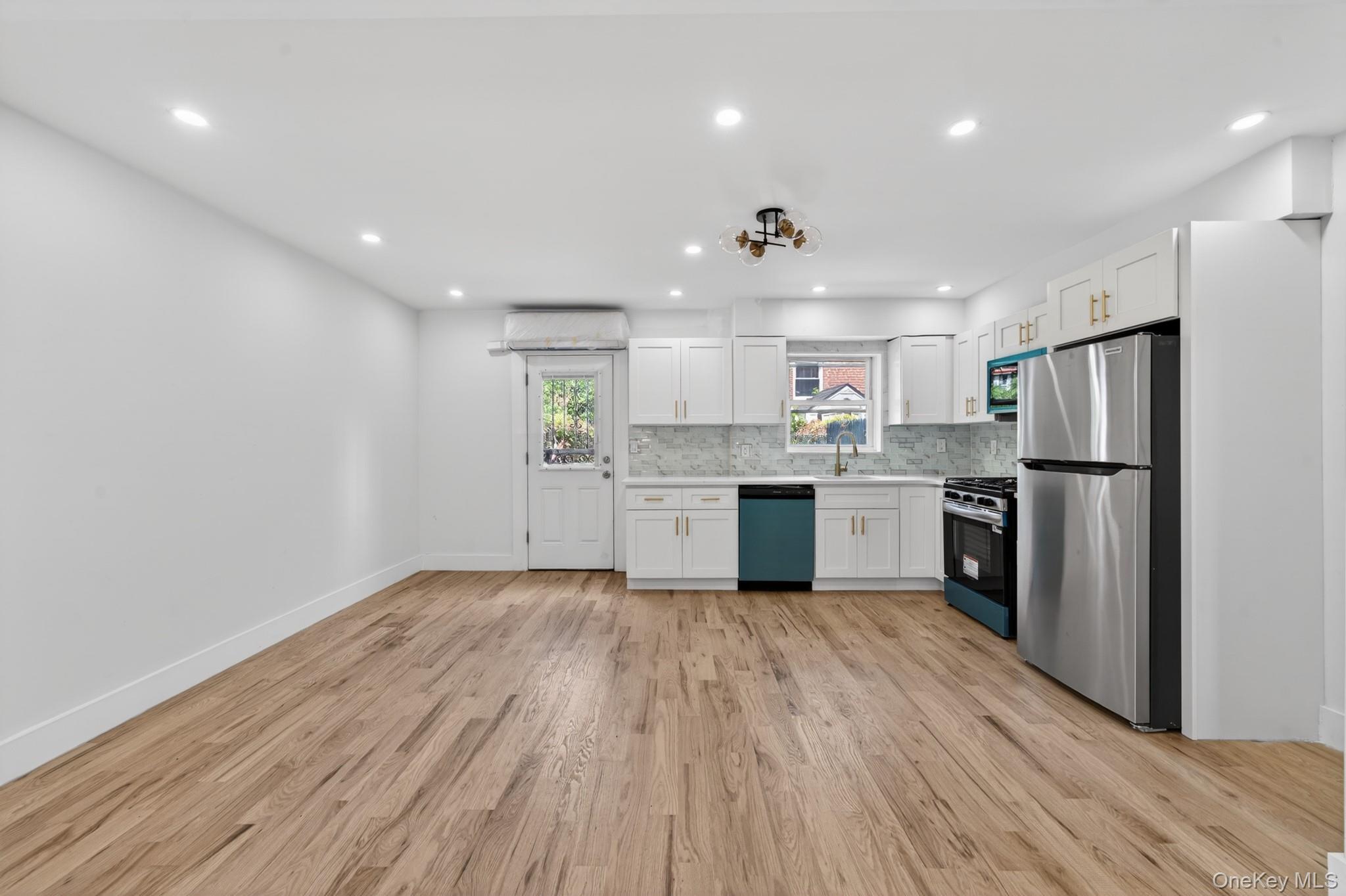 Single Family E 218th Street  Bronx, NY 10469, MLS-1028848-3