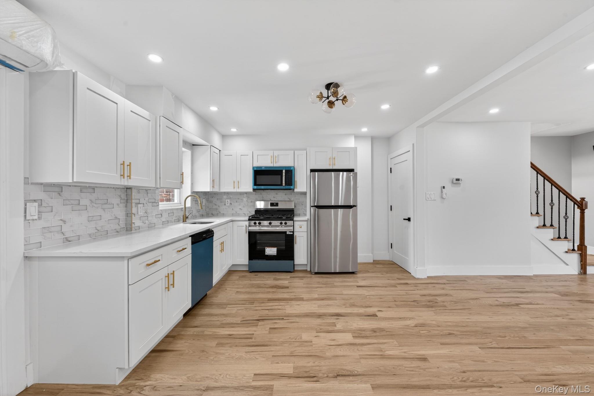 Single Family E 218th Street  Bronx, NY 10469, MLS-1028848-4
