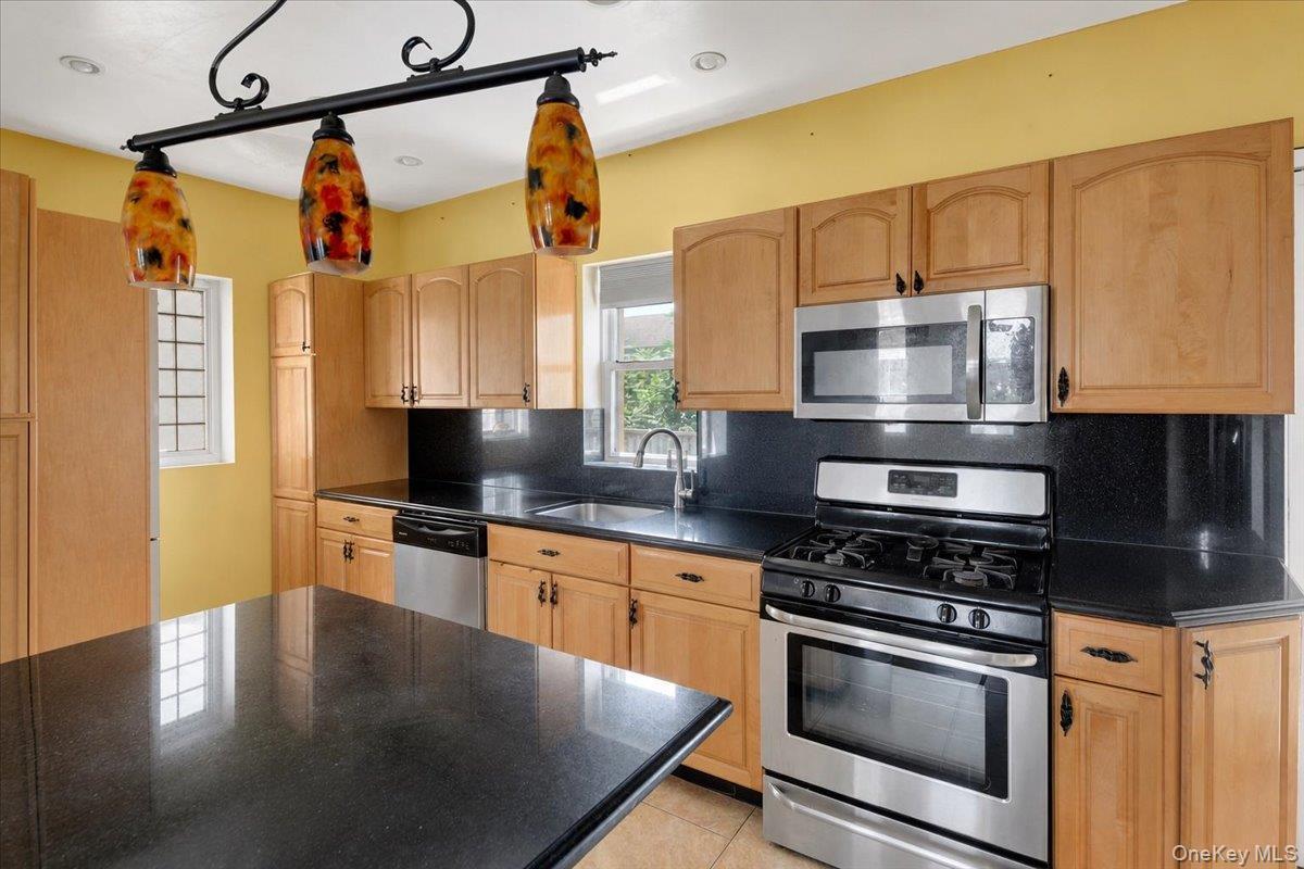 Single Family Calhoun Avenue Bronx, NY 10465, MLS-1028851-3