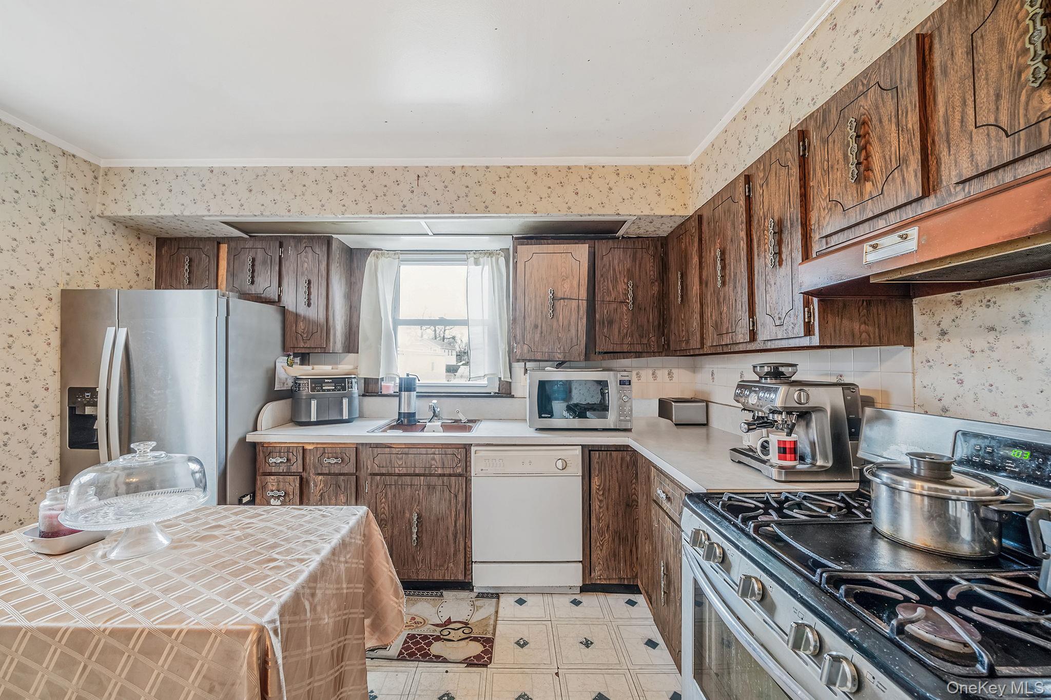 Single Family Edna Court  Nassau County, NY 11580, MLS-1029086-10