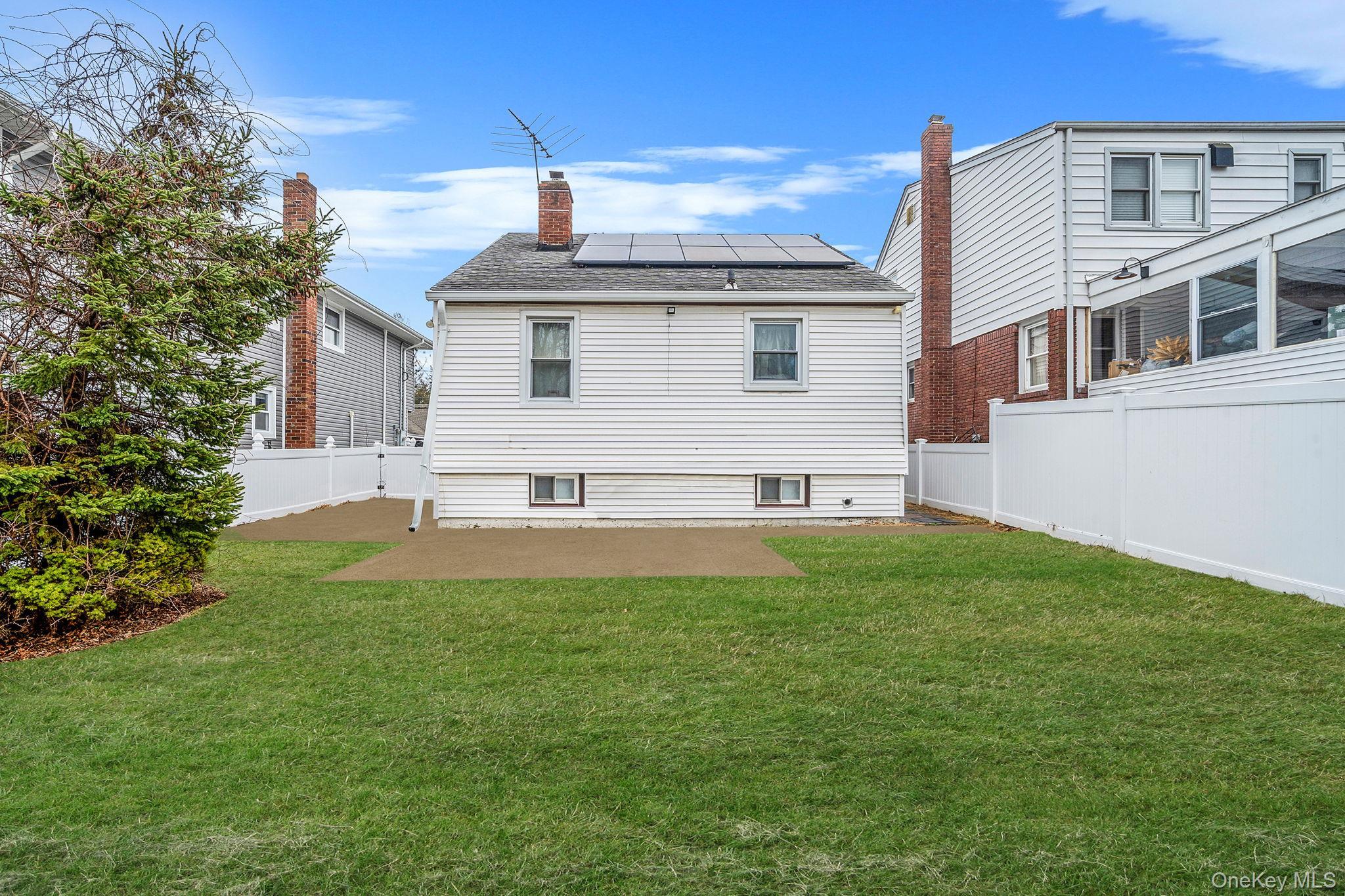Single Family Edna Court  Nassau County, NY 11580, MLS-1029086-18