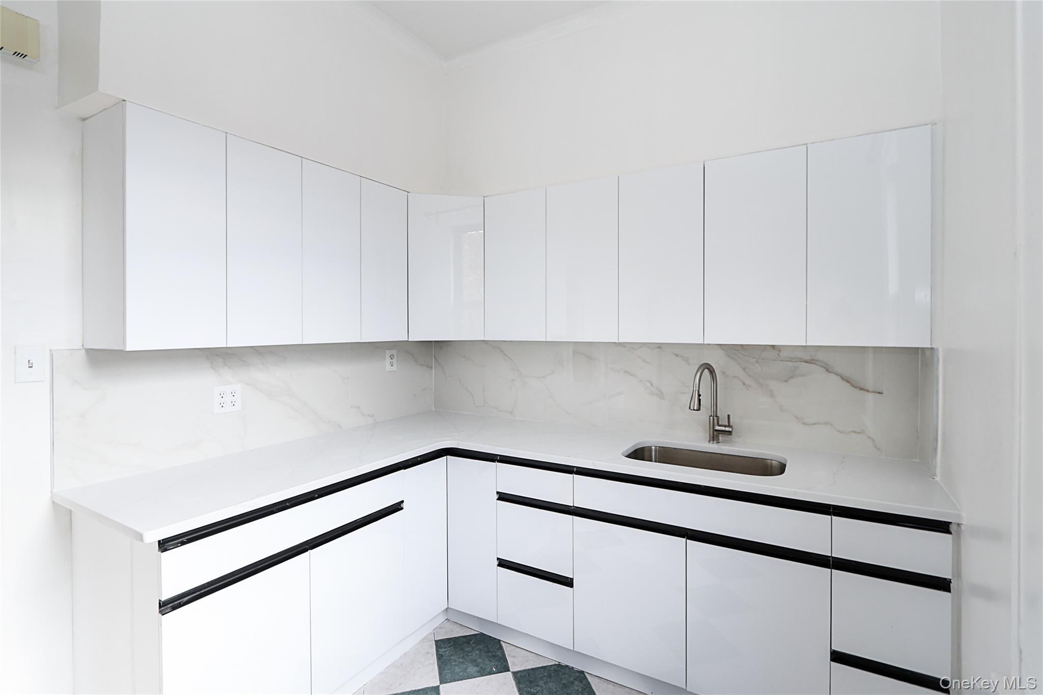 Apartment Metropolitan Avenue  Queens, NY 11418, MLS-1029159-8
