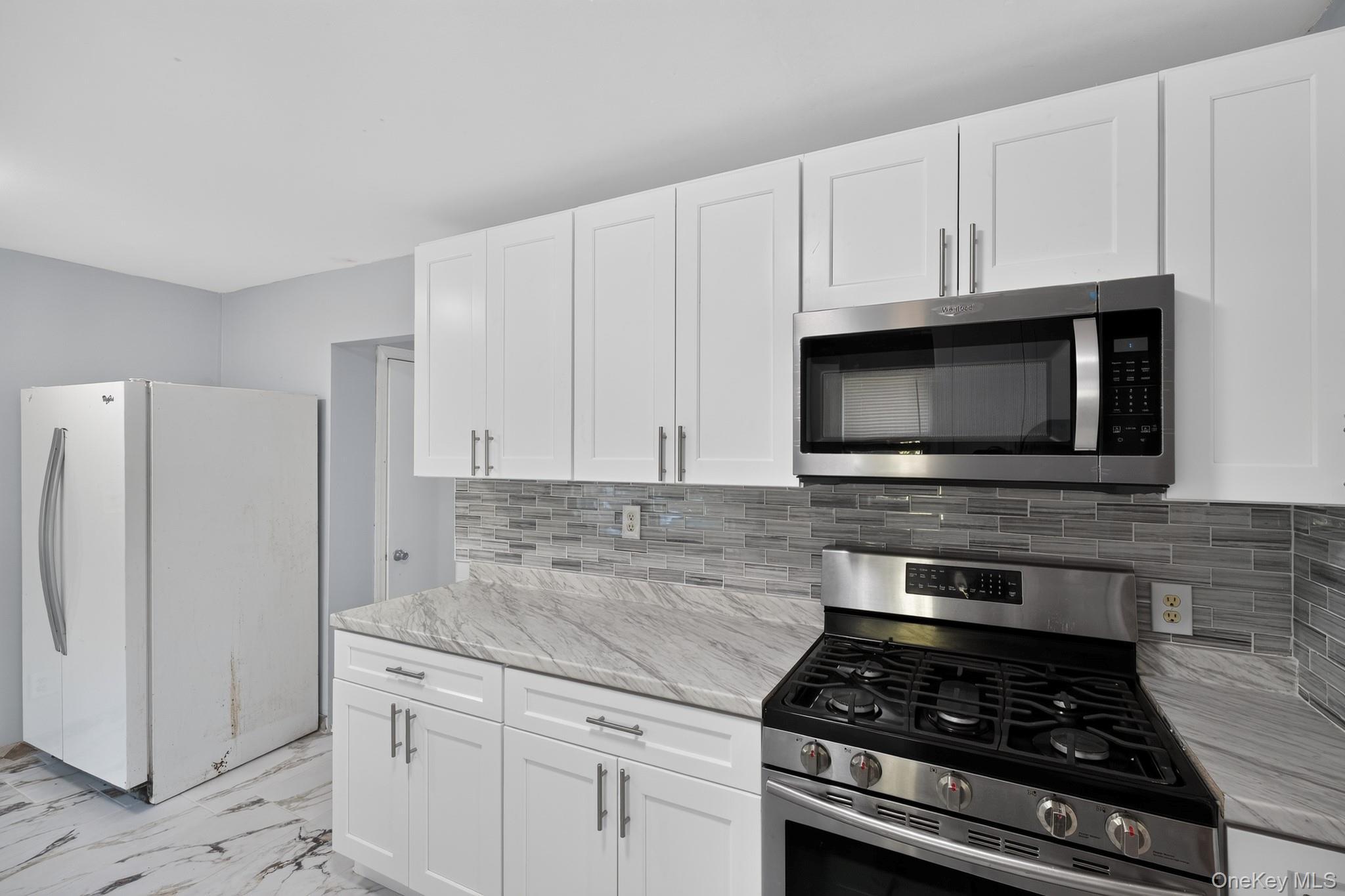 Single Family Hickory Place Suffolk County, NY 11706, MLS-1029205-10