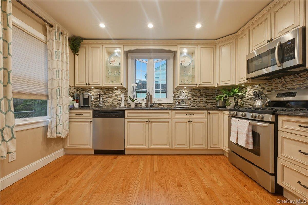Single Family Locust Street  Nassau County, NY 11001, MLS-1029276-8
