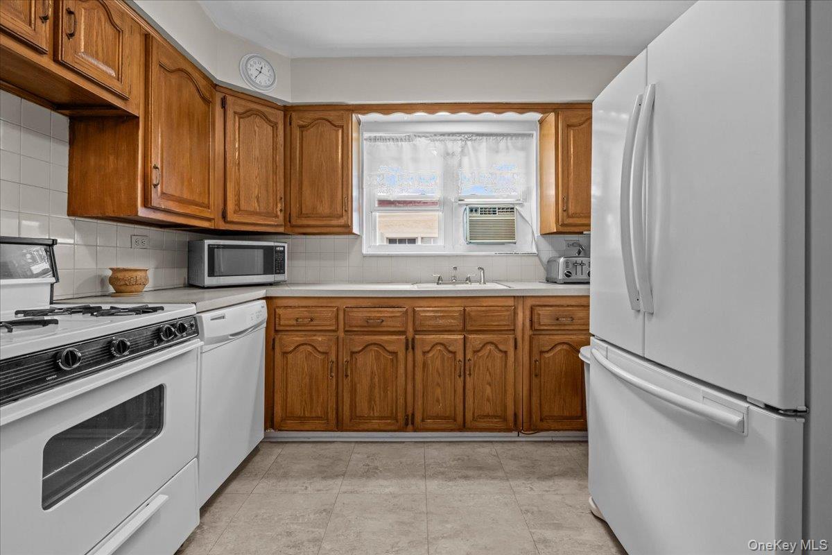 Single Family Fairfield Avenue  Bronx, NY 10463, MLS-1029364-10