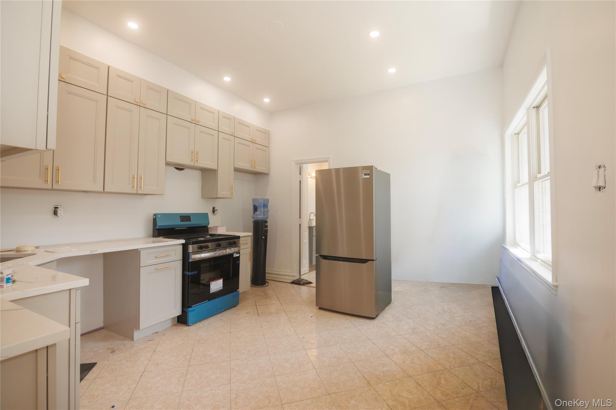 Single Family Siegfried Place Bronx, NY 10465, MLS-1029387-15
