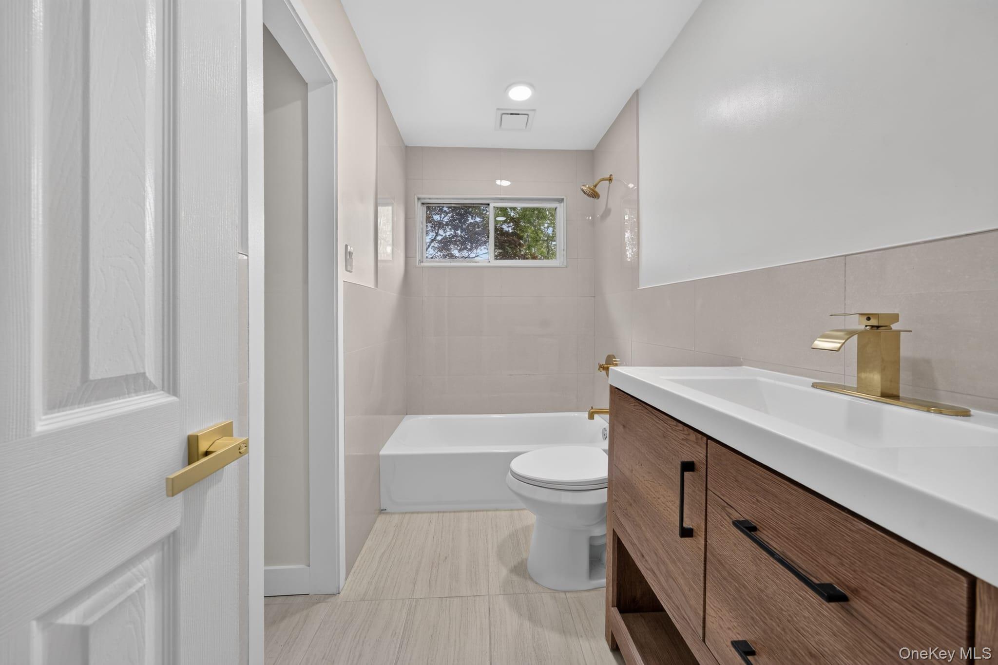 Single Family Knickerbocker Avenue Suffolk County, NY 11763, MLS-1029671-12