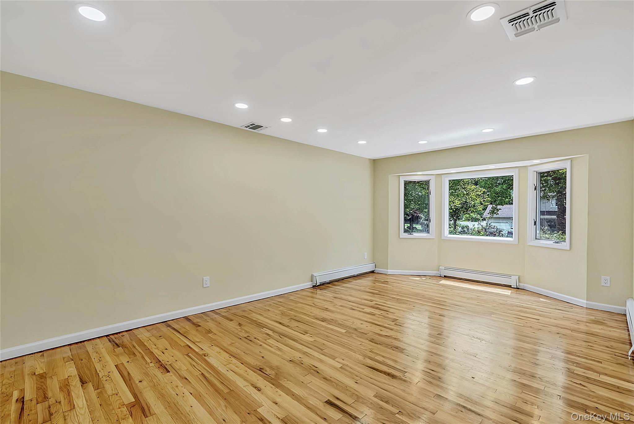Single Family Dix Circle Suffolk County, NY 11746, MLS-1029801-10