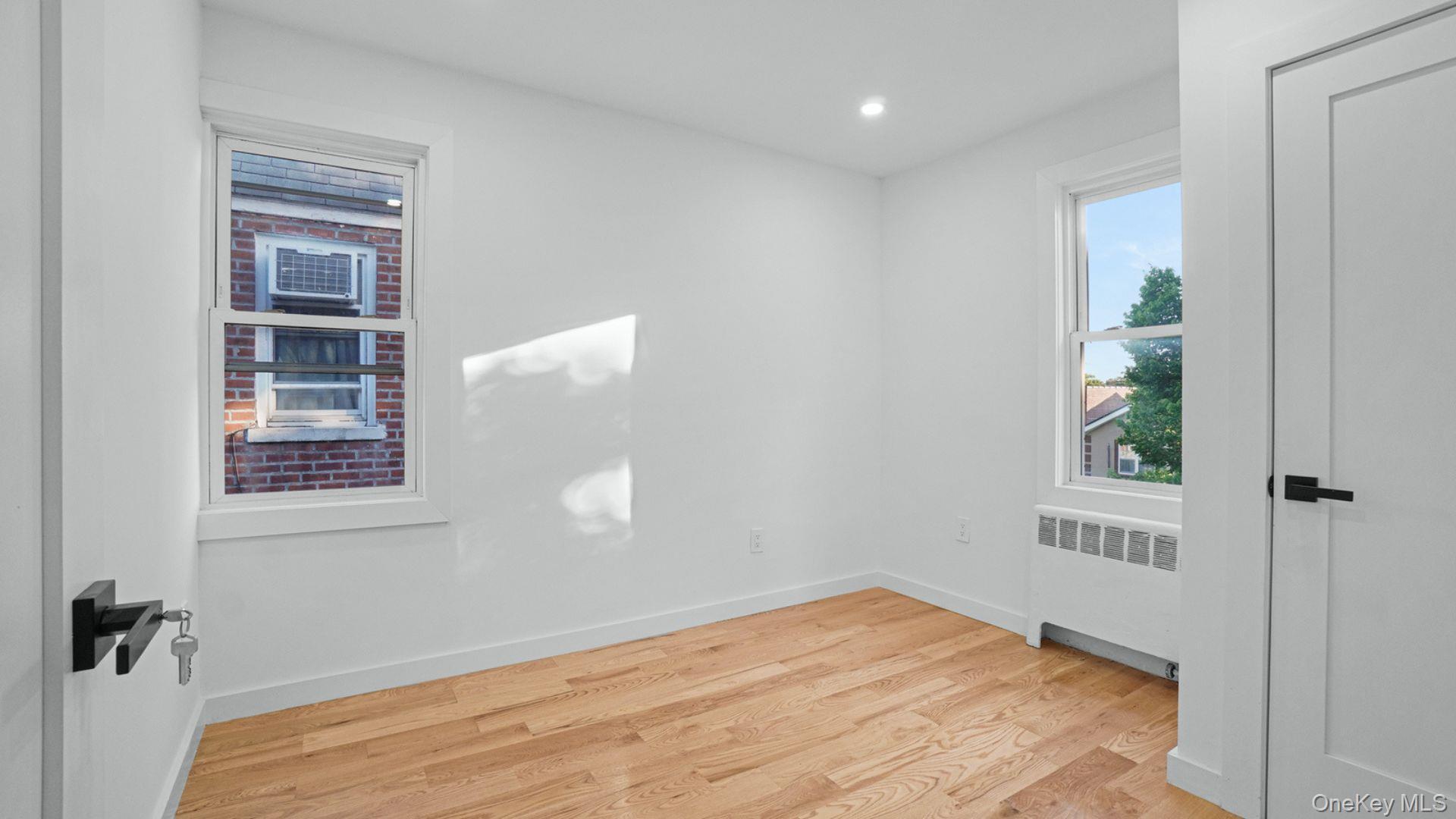 Single Family Murdock Avenue Bronx, NY 10466, MLS-1029833-14