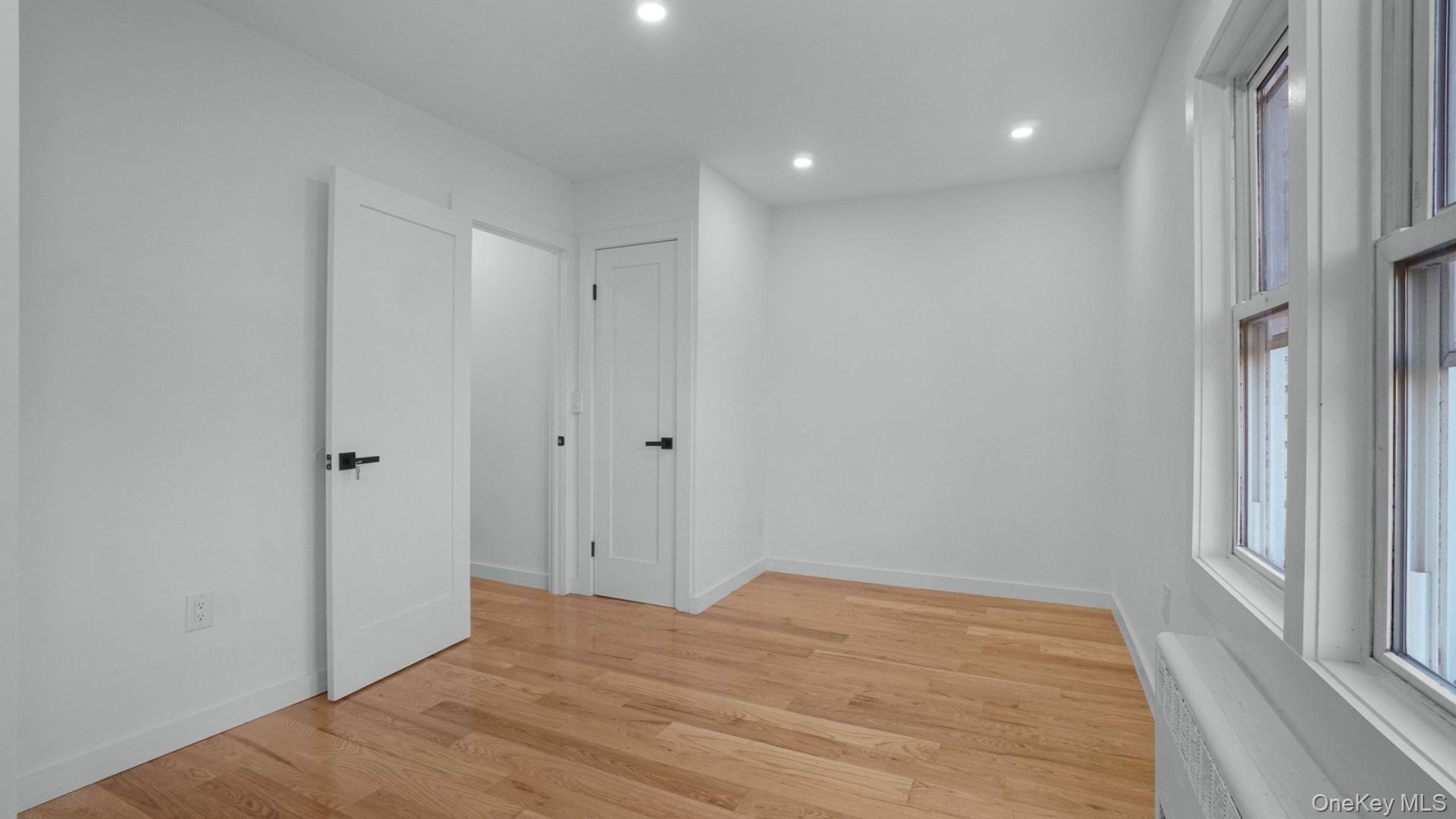 Single Family Murdock Avenue Bronx, NY 10466, MLS-1029833-17