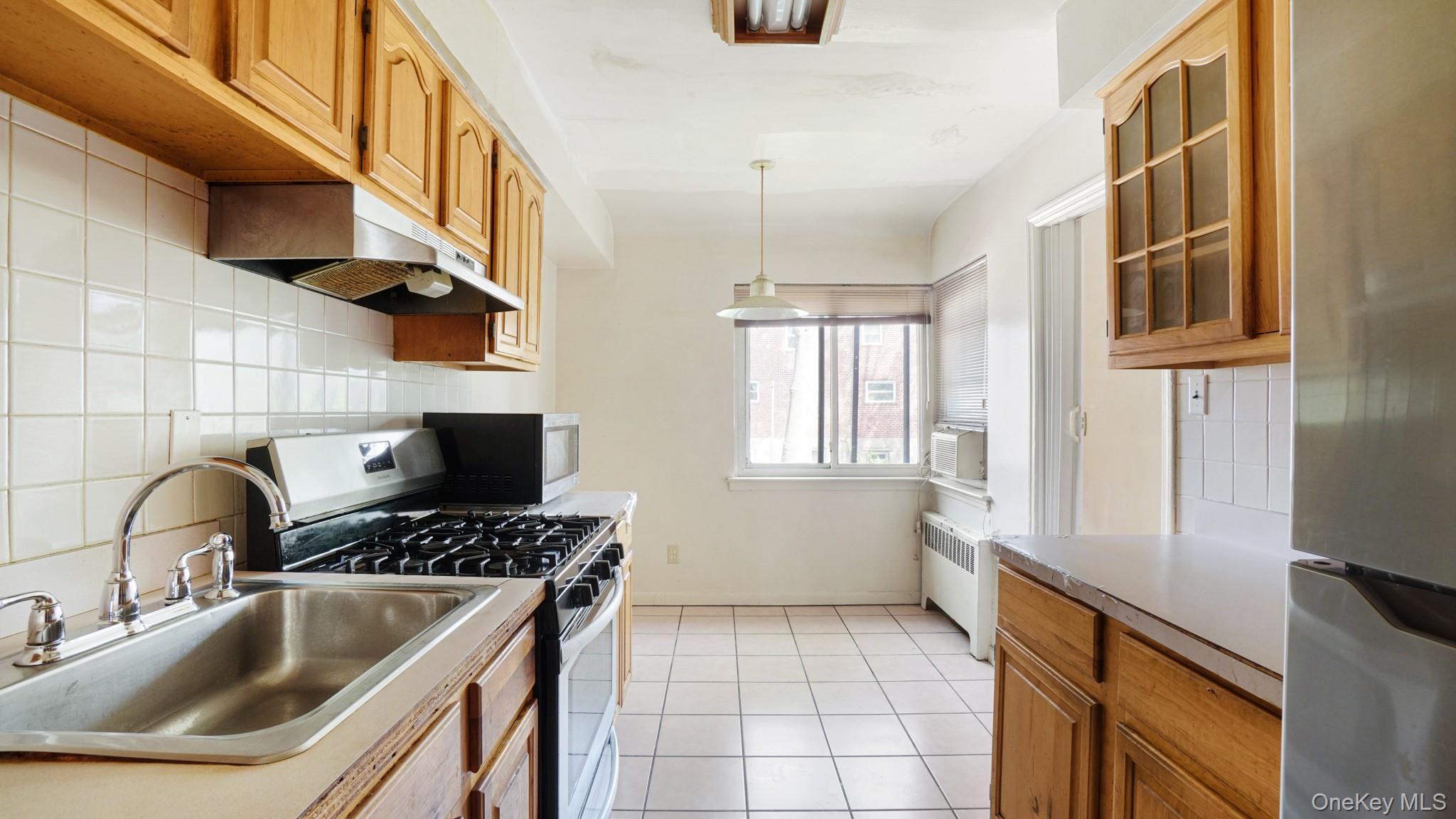 Single Family Seymour Avenue Bronx, NY 10469, MLS-1030405-10