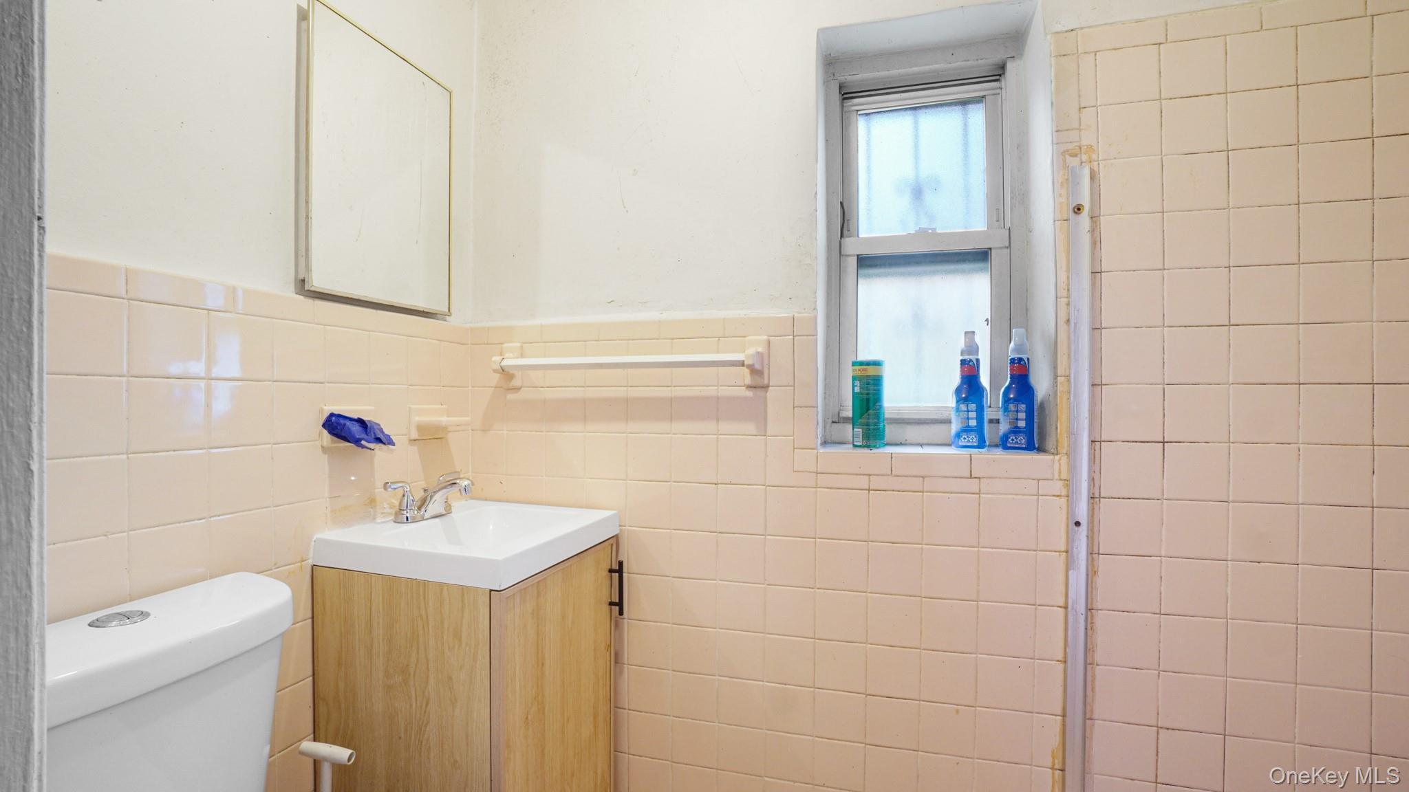 Single Family Seymour Avenue Bronx, NY 10469, MLS-1030405-18