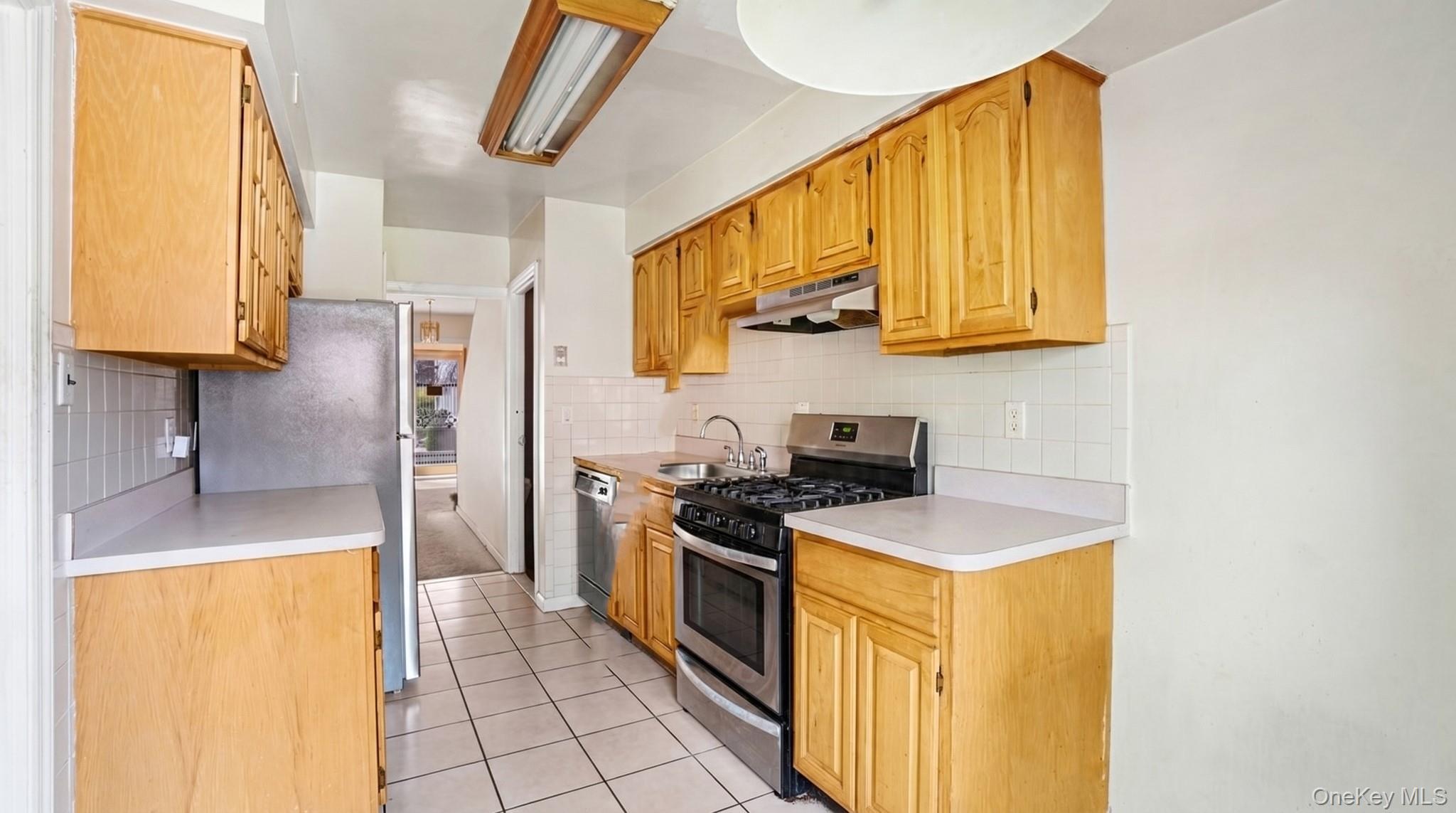 Single Family Seymour Avenue Bronx, NY 10469, MLS-1030405-28