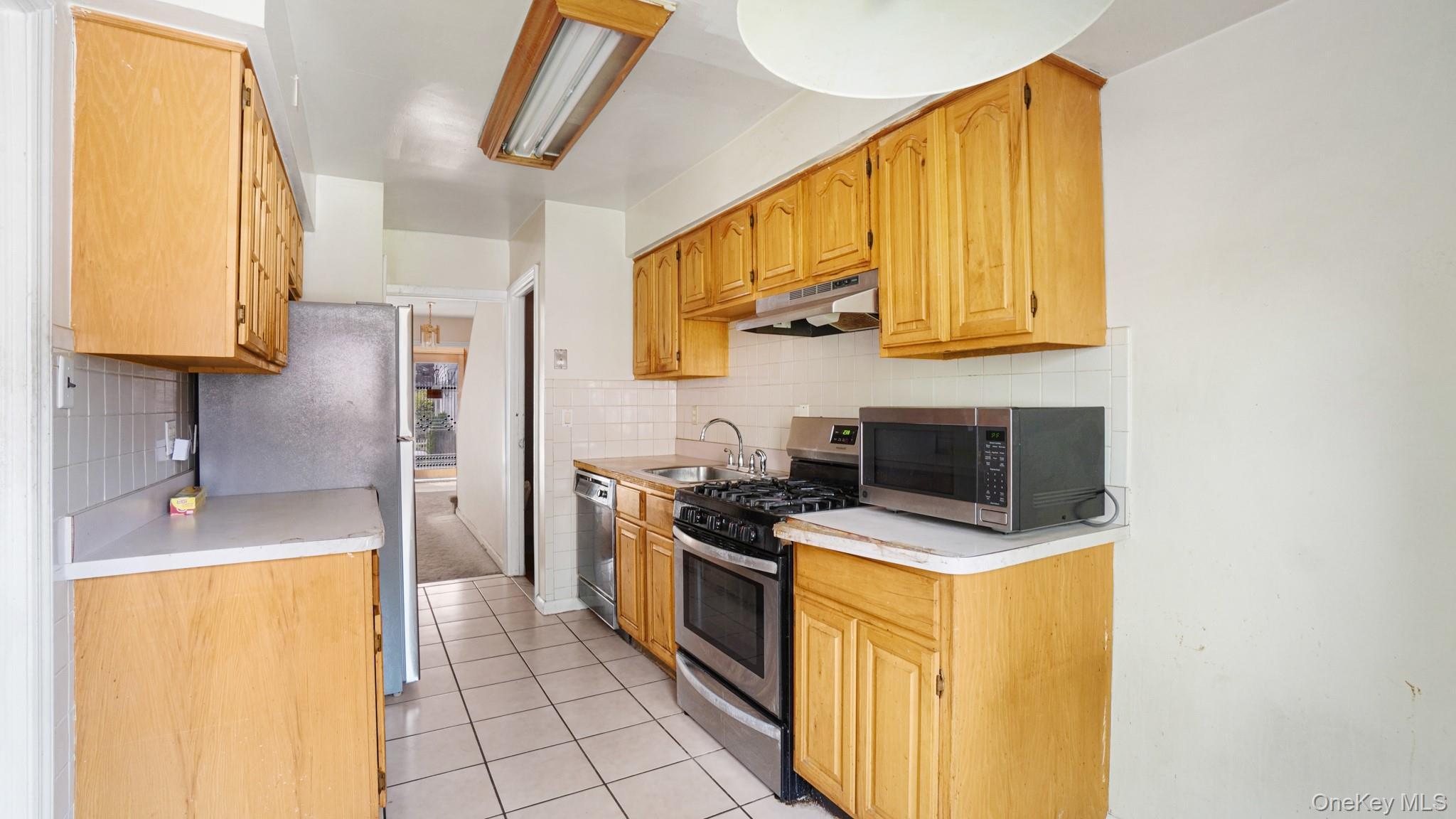 Single Family Seymour Avenue Bronx, NY 10469, MLS-1030405-8