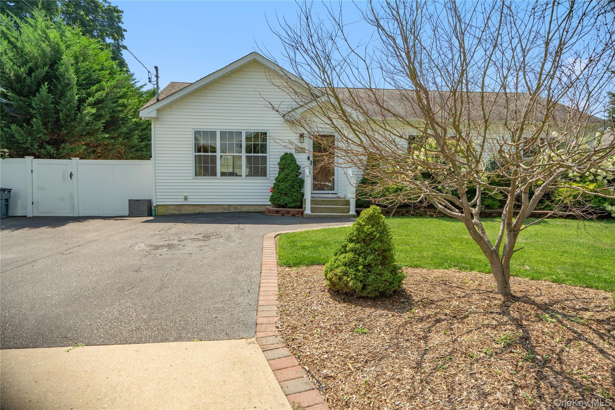 Single Family Richmond Boulevard  Suffolk County, NY 11779, MLS-1030469-32