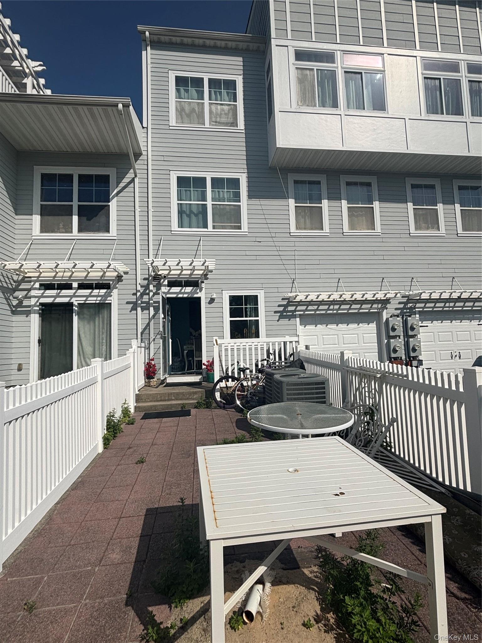 Single Family Commodore Circle W  Queens, NY 11692, MLS-1030502-25
