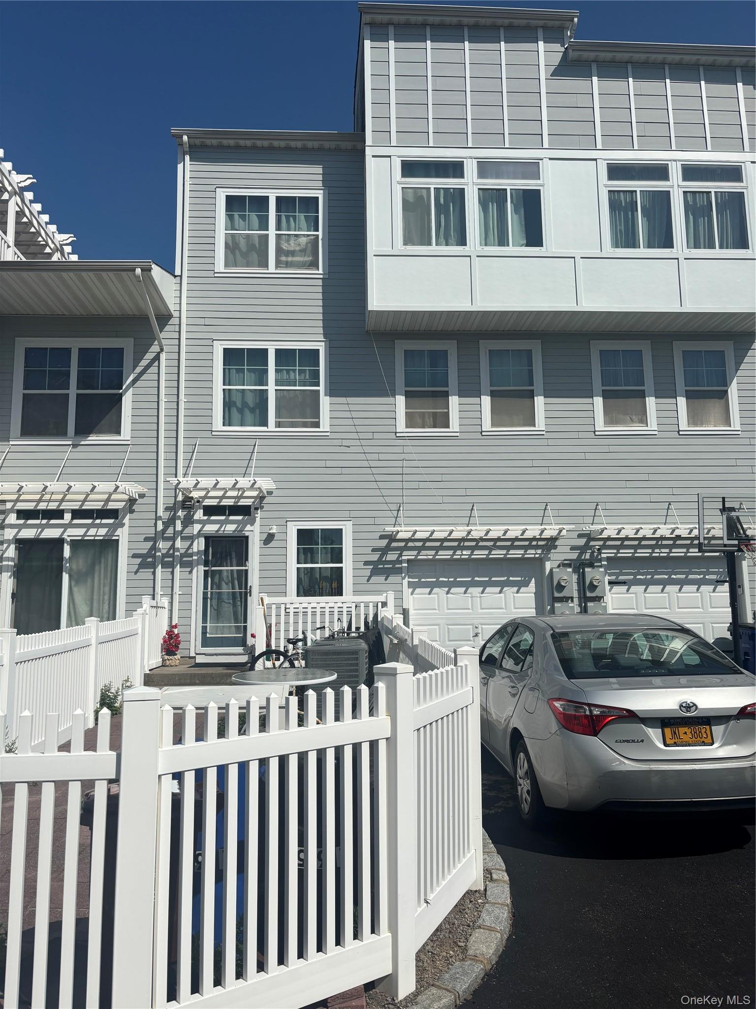 Single Family Commodore Circle W  Queens, NY 11692, MLS-1030502-4