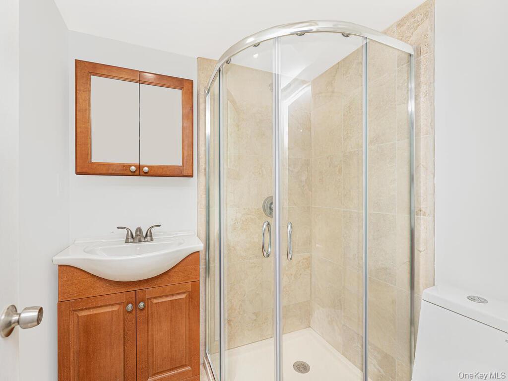 Single Family Gunther Avenue Bronx, NY 10469, MLS-1030543-25